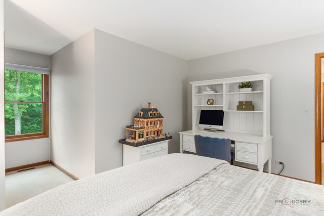 2145 Kenton Lane, Libertyville, IL 60048