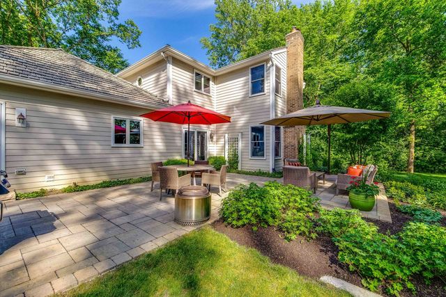 2145 Kenton Lane, Libertyville, IL 60048