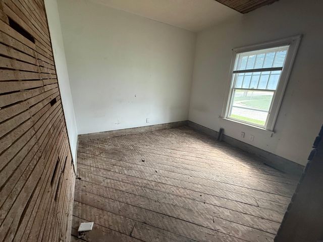 2232 W 3rd Street, Waterloo, IA 50702