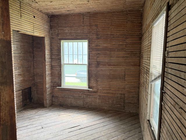 2232 W 3rd Street, Waterloo, IA 50702