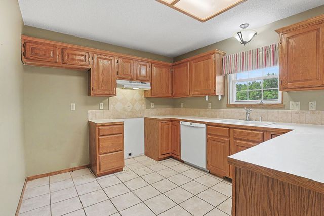 2929 N Parkwood Ct, Wichita, KS 67220