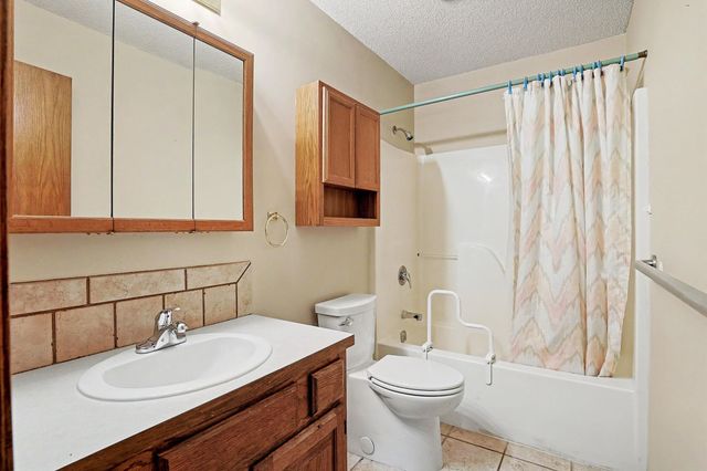 2929 N Parkwood Ct, Wichita, KS 67220