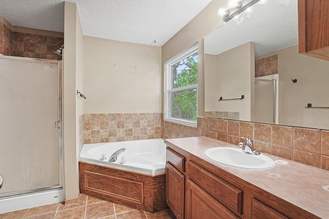 2929 N Parkwood Ct, Wichita, KS 67220