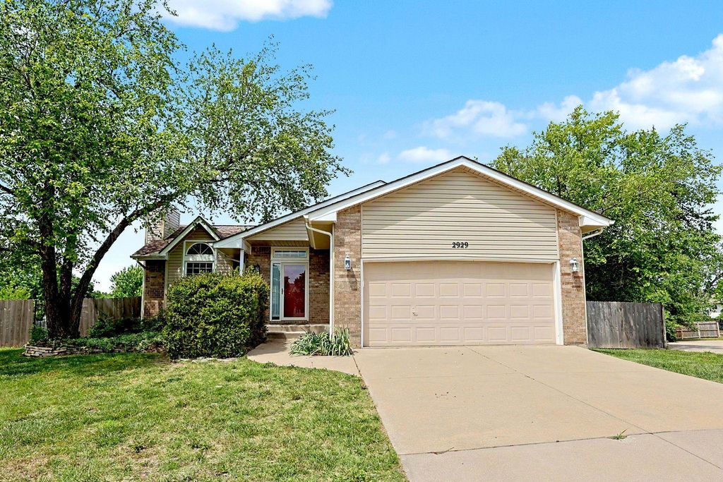 2929 N Parkwood Ct, Wichita, KS 67220