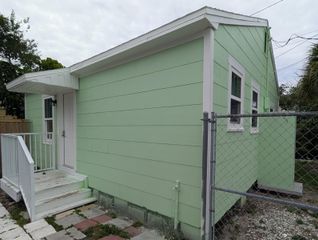 1834 28TH AVENUE N, St Petersburg, FL 33713