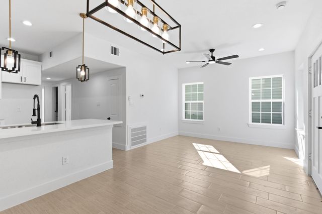 430 Rhode Island St, Houston, TX 77029