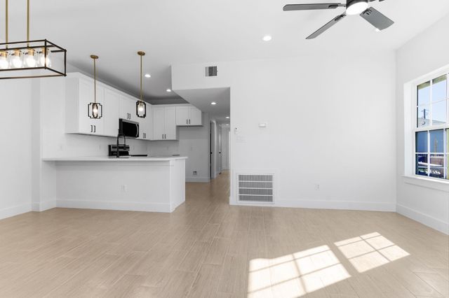 430 Rhode Island St, Houston, TX 77029