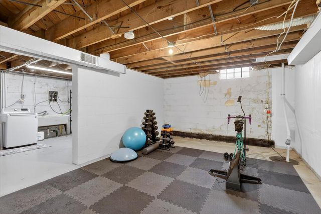 818 Parchmount Avenue, Parchment City, MI 49004