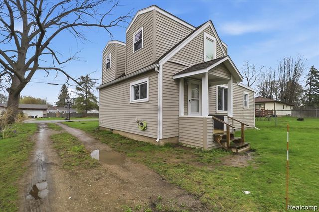 2164 Savoy Avenue, Burton, MI 48529