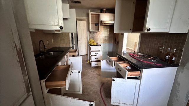 141 W Brownlee Avenue, Dallas, TX 75224