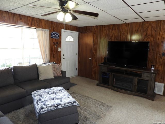 448 White Bass Dr, Lakehills, TX 78063