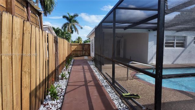 2100 N 57th Way, Hollywood, FL 33021