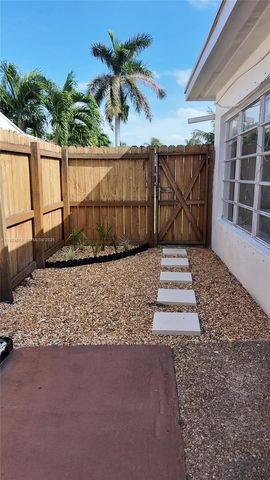 2100 N 57th Way, Hollywood, FL 33021