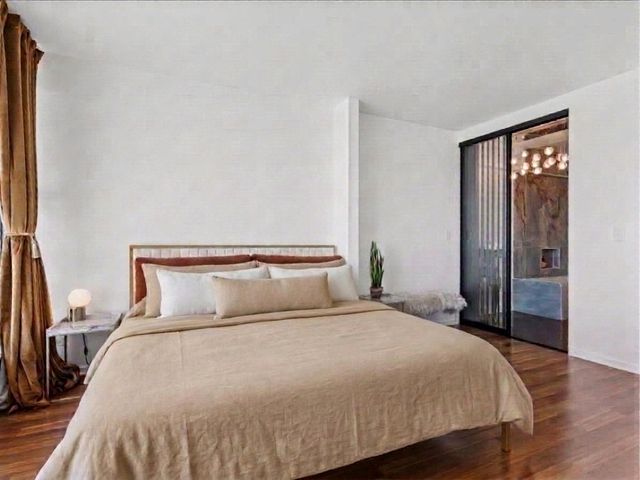3200 N Lake Shore Drive 2402, Chicago, IL 60657