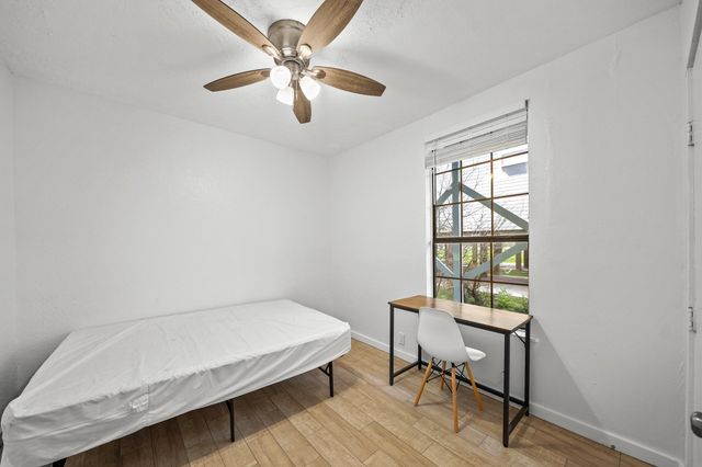 701 28th Street B, Galveston, TX 77550