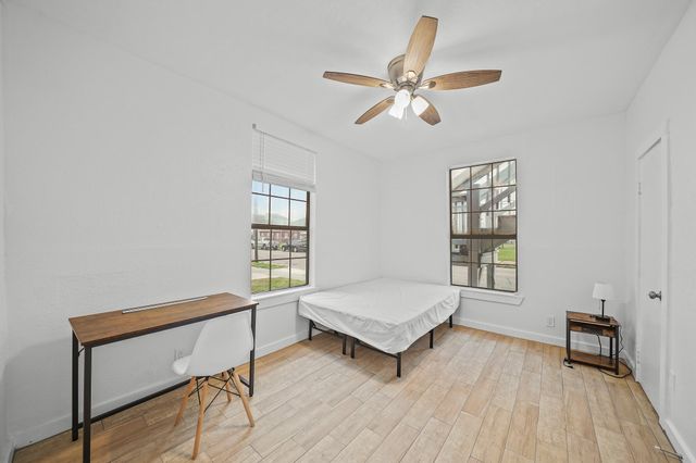 701 28th Street B, Galveston, TX 77550