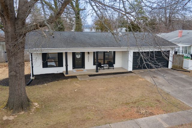 2002 W Norwood Drive, Carbondale, IL 62901