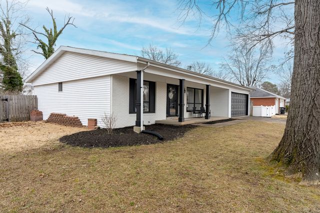 2002 W Norwood Drive, Carbondale, IL 62901