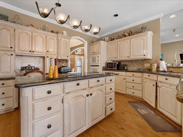 1704 S Bowen Road, Pantego, TX 76013