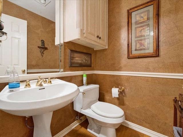 1704 S Bowen Road, Pantego, TX 76013