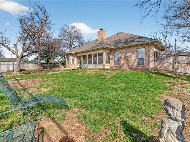 1704 S Bowen Road, Pantego, TX 76013