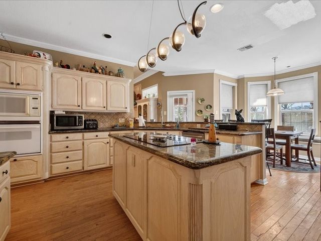 1704 S Bowen Road, Pantego, TX 76013