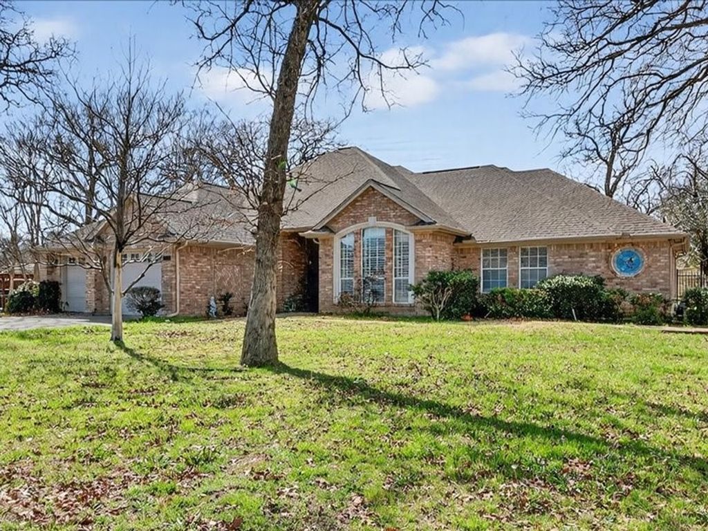 1704 S Bowen Road, Pantego, TX 76013