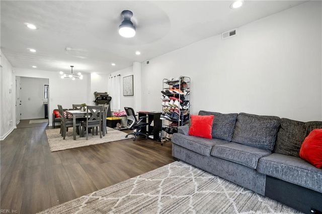 2042 Berkley AVE, Chesapeake, VA 23324