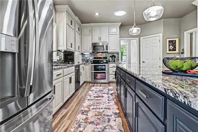 1 Hedges Circle, Bella Vista, AR 72715