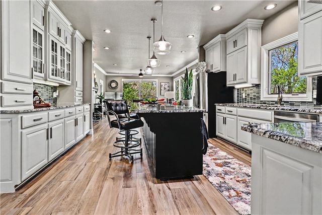 1 Hedges Circle, Bella Vista, AR 72715