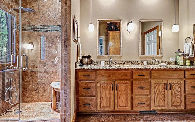1 Hedges Circle, Bella Vista, AR 72715