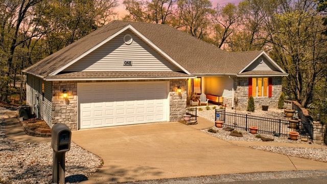 1 Hedges Circle, Bella Vista, AR 72715