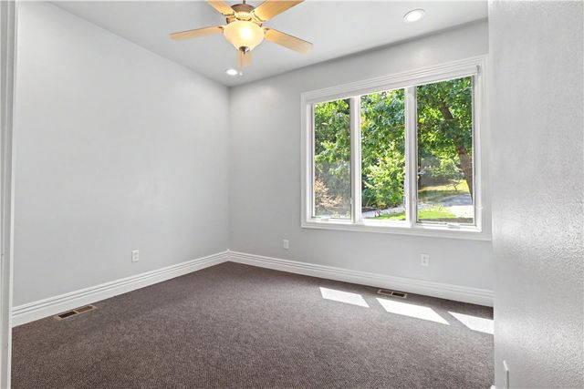 1 Hedges Circle, Bella Vista, AR 72715