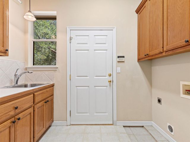 130 Sabine DR, Cedar Creek, TX 78612