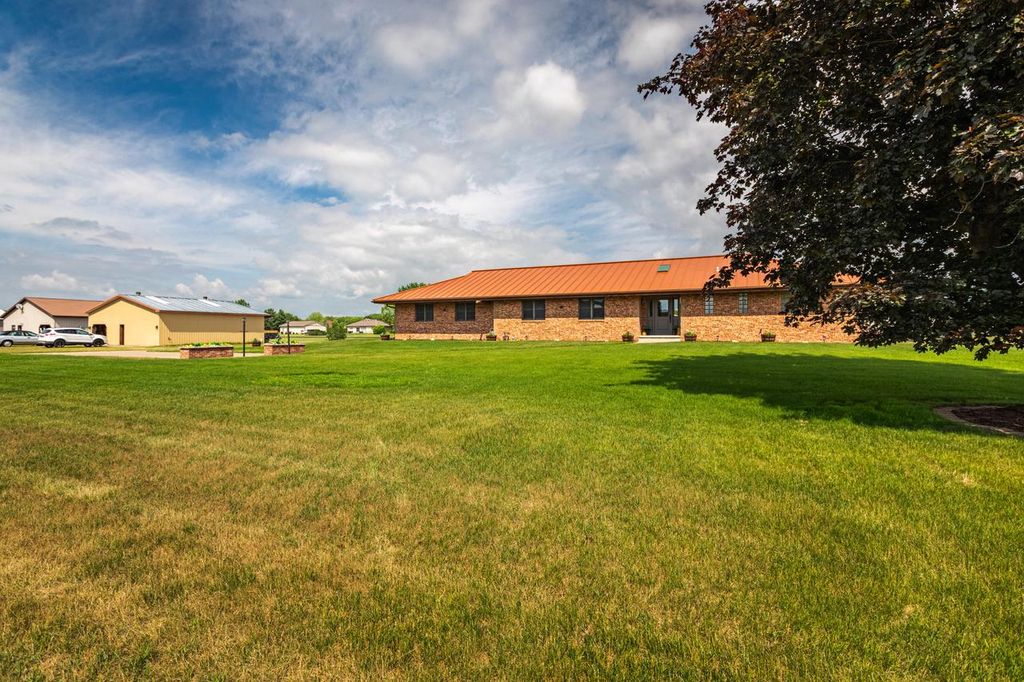 N8620 Garfield ROAD, Holmen, WI 54636