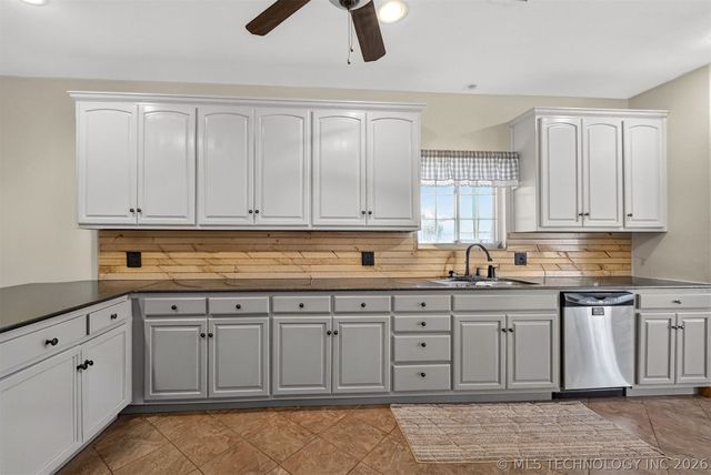 21347 S 397 East Avenue, Porter, OK 74454