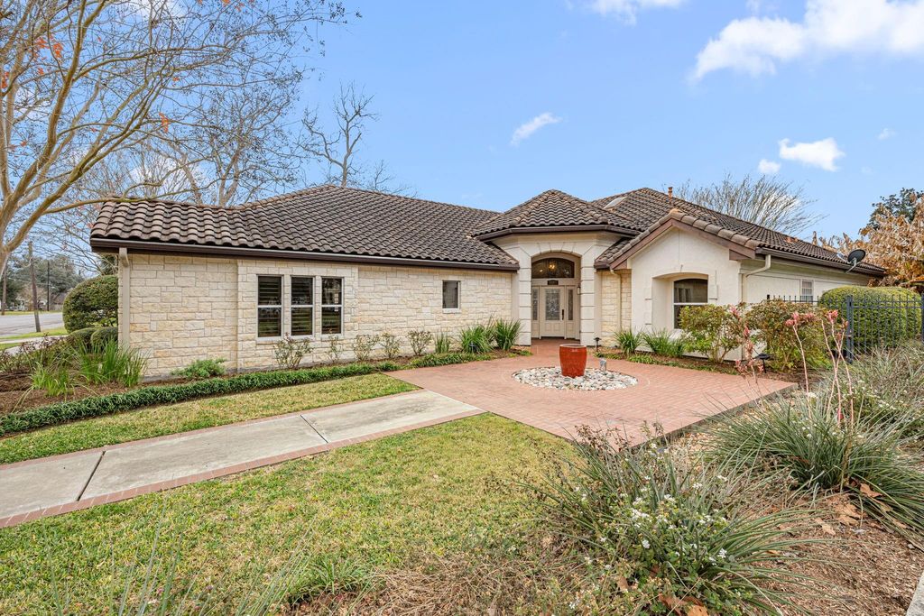 1220 Travis Street, Columbus, TX 78934
