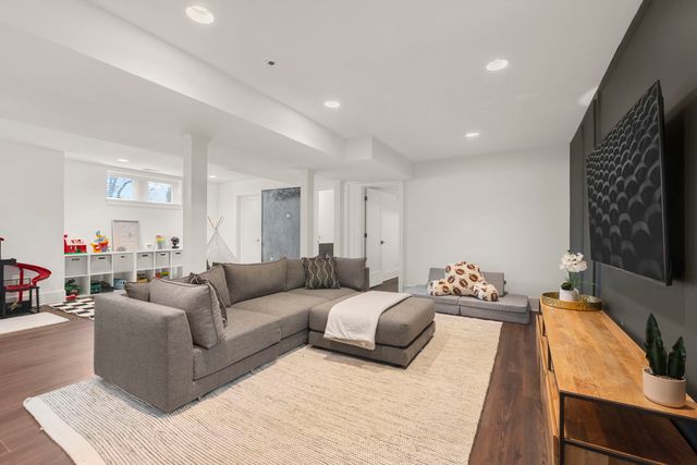 903 N Vail Avenue, Arlington Heights, IL 60004