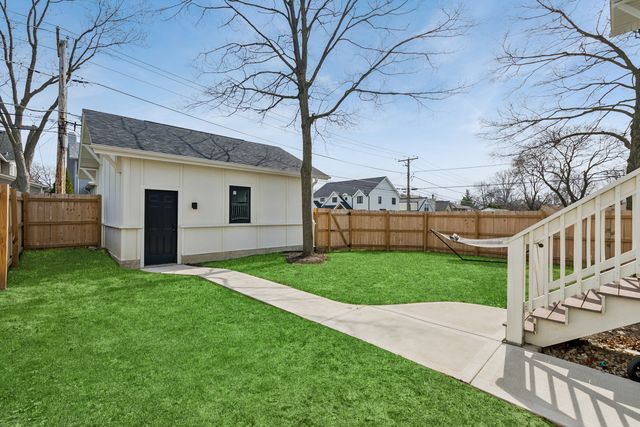 903 N Vail Avenue, Arlington Heights, IL 60004