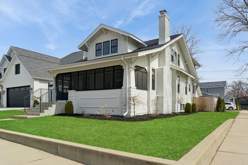 903 N Vail Avenue, Arlington Heights, IL 60004