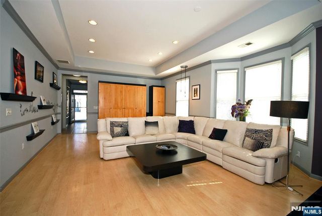 8 Quartz Way, Woodland Park, NJ 07424