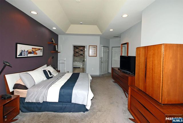 8 Quartz Way, Woodland Park, NJ 07424