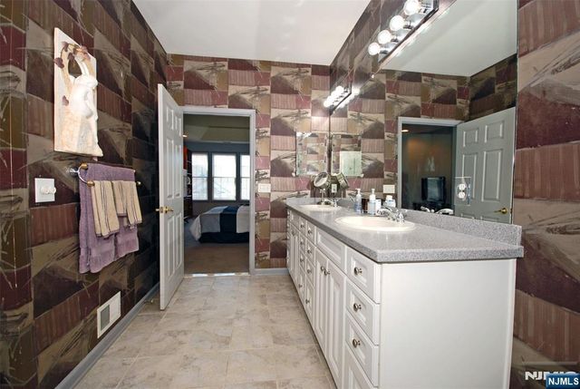 8 Quartz Way, Woodland Park, NJ 07424