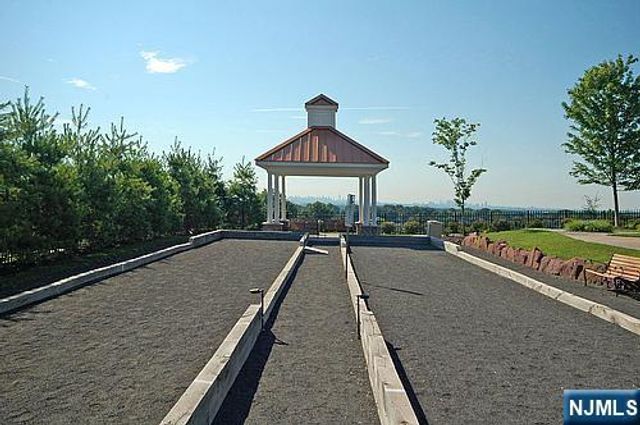 8 Quartz Way, Woodland Park, NJ 07424