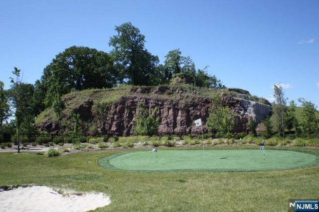 8 Quartz Way, Woodland Park, NJ 07424