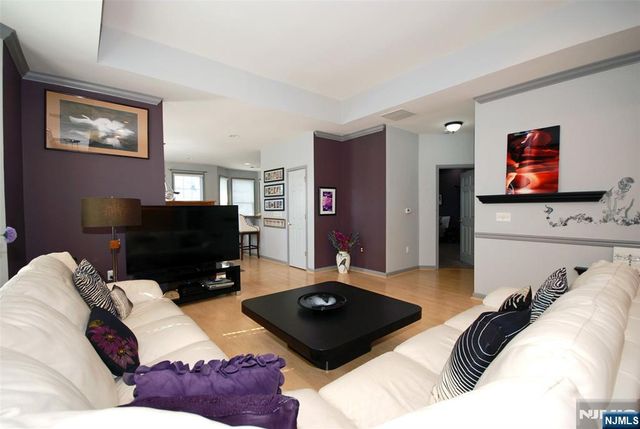 8 Quartz Way, Woodland Park, NJ 07424