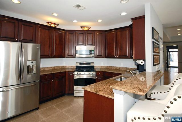 8 Quartz Way, Woodland Park, NJ 07424