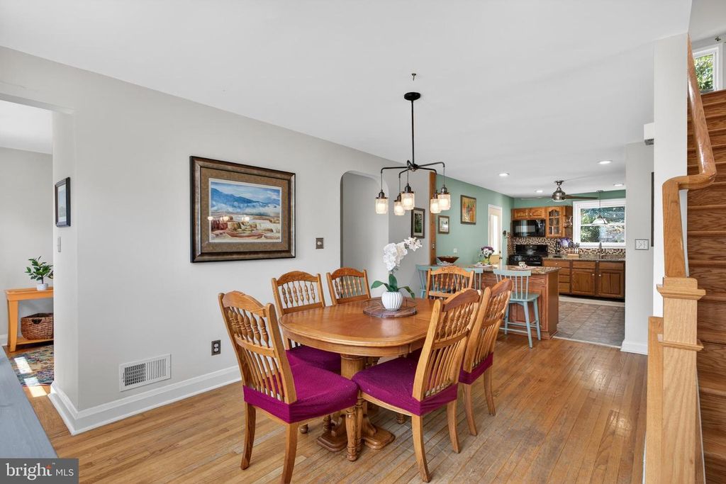 Image 16 of property listing at 18 S BEAUMONT AVE, Catonsville, MD 21228