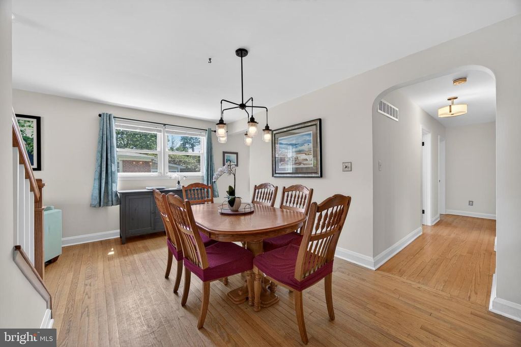 Image 18 of property listing at 18 S BEAUMONT AVE, Catonsville, MD 21228