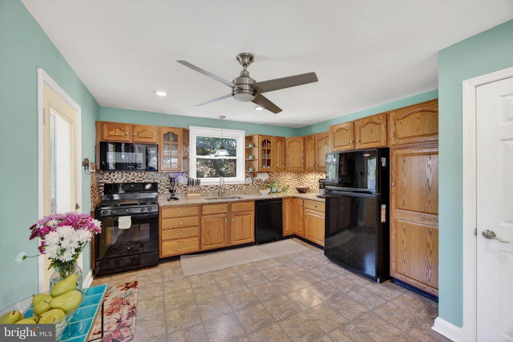 Image 20 of property listing at 18 S BEAUMONT AVE, Catonsville, MD 21228